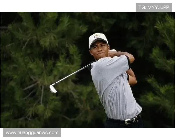 泰格·伍兹穿睡衣进高尔夫球场，这日常真让人懵圈！