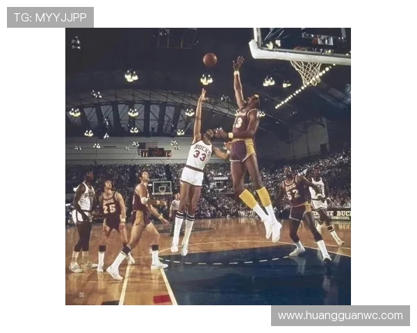 张伯伦篮下统治力超越贾巴尔推动湖人战术革新