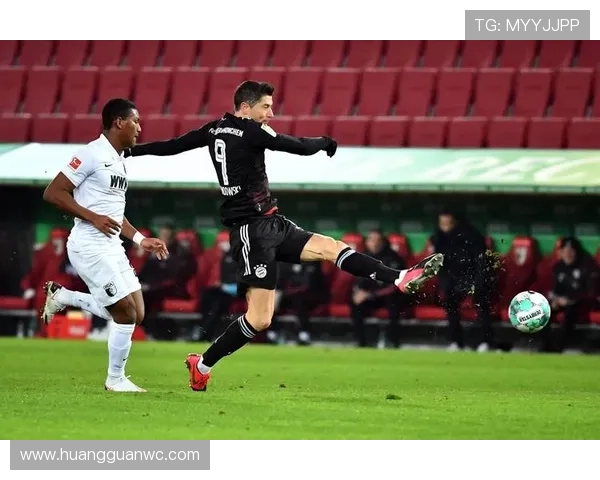 莱万每天五点起床练射门，家里冰箱贴满训练计划，老婆说他连度假都在数步数